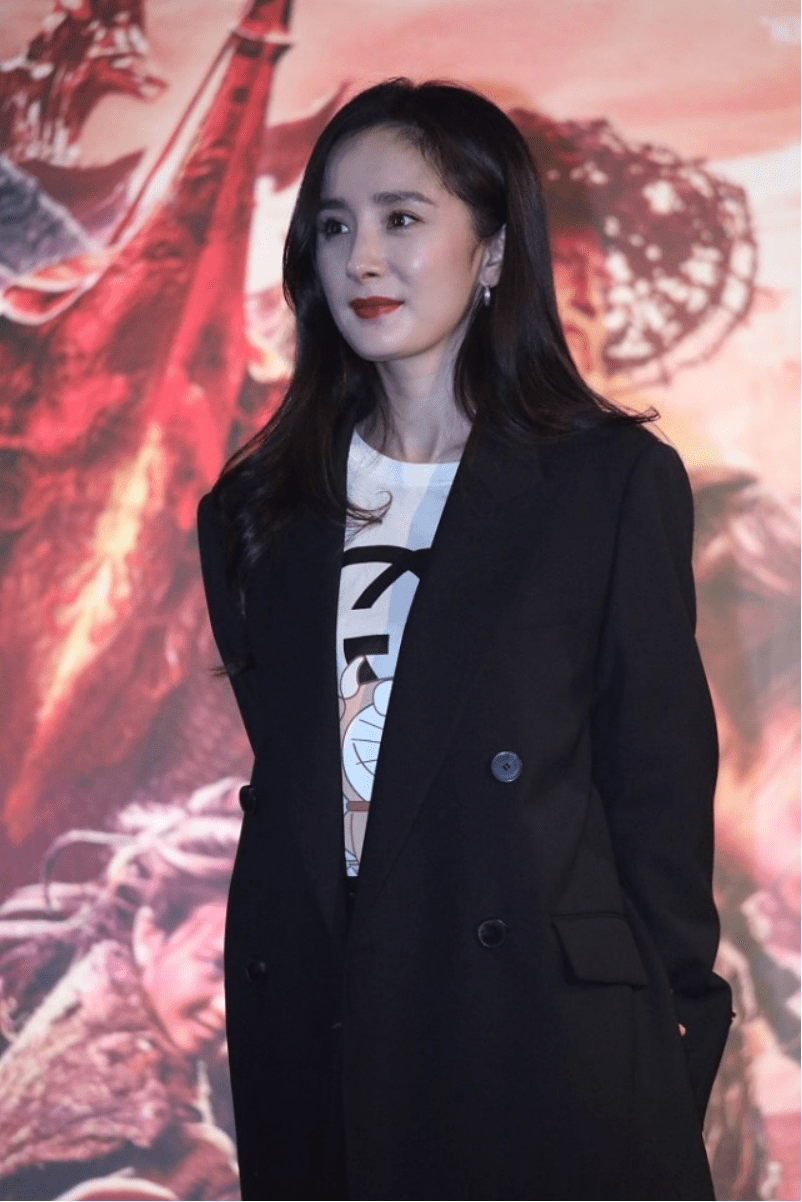 火了好多年热度不减杨幂穿时髦黑西装自己当老板魅力更霸气