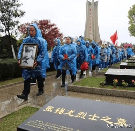 2任师长牺牲在政委怀里建国后他授大将深情回忆我这眼镜害的