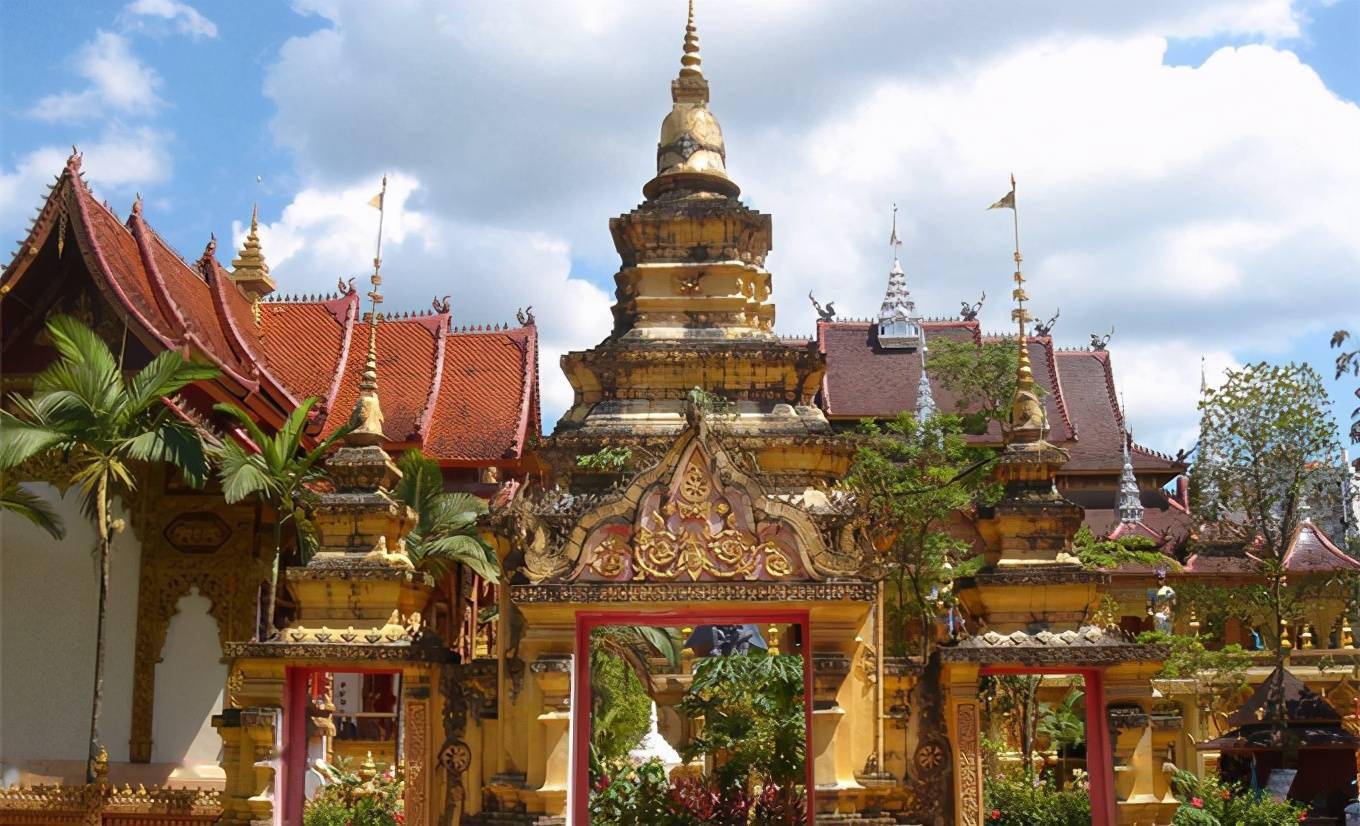 四月西双版纳泼水节被誉为东方狂欢节吸引无数人前来狂欢