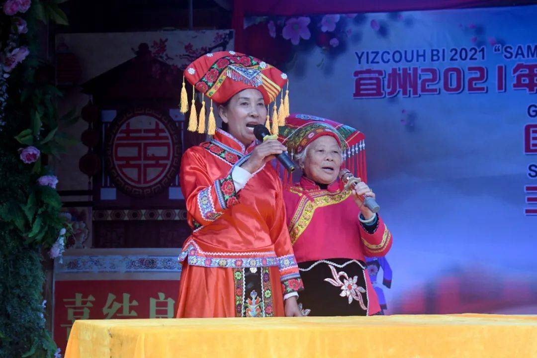 (黄吴芳晓 摄)歌手们身着传统民族服饰,按照抽签结果分组进行山歌对唱