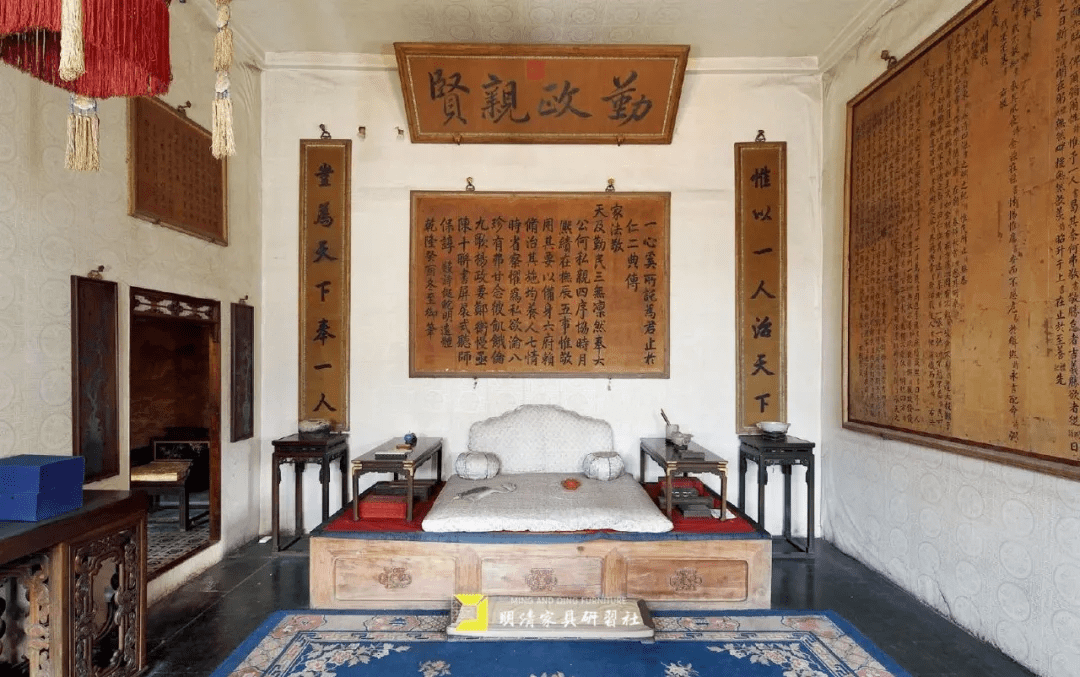 暖阁则分隔为数室,有皇帝看阅奏折,与大臣秘谈的小室,曰"勤政亲贤"殿