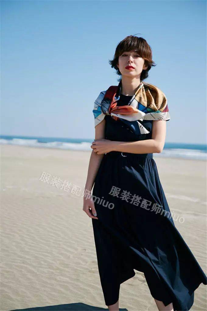 春夏季,如何用丝巾为搭配加分?