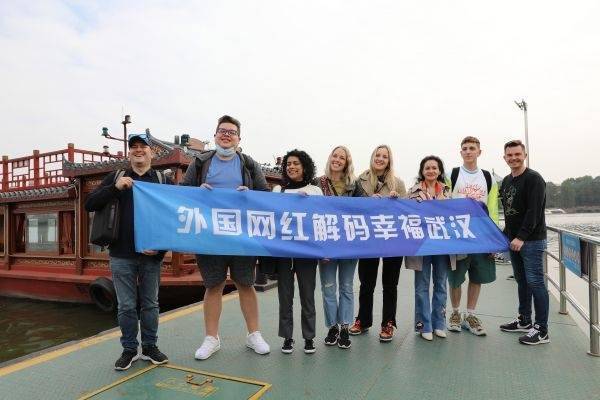 让世界看到武汉人的幸福生活，外国网红游武汉首站打卡东湖