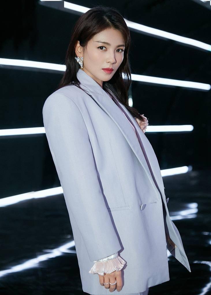 刘涛最新西装造型曝光 帅气有型又美又飒