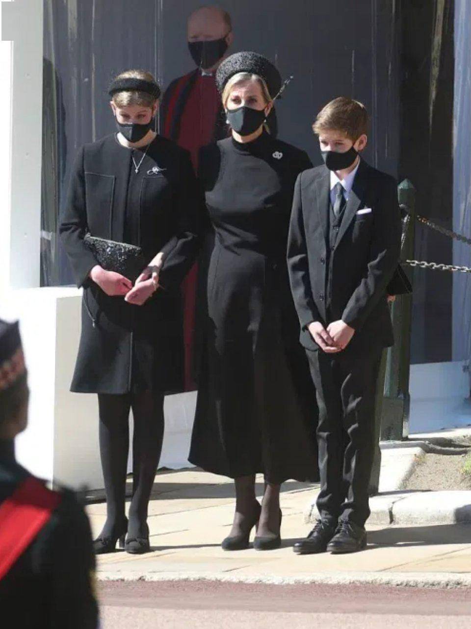 凯特葬礼同框哈里无交流穿新款外套搭旧裙耳戴英女王新婚礼物