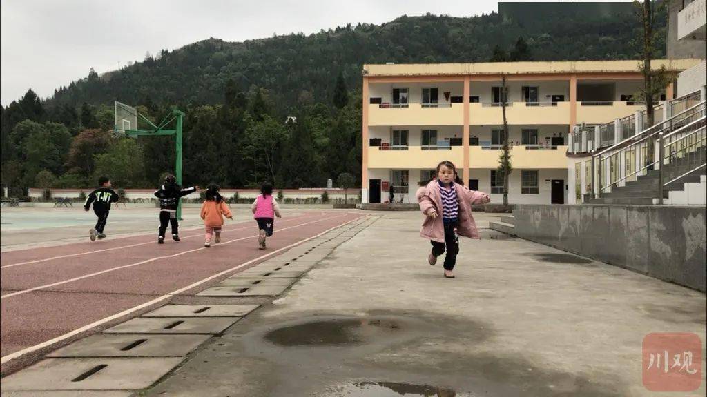 炬光小学奔跑的孩子记者手记走出乡村,他活成那道光如今,乡村也大变样