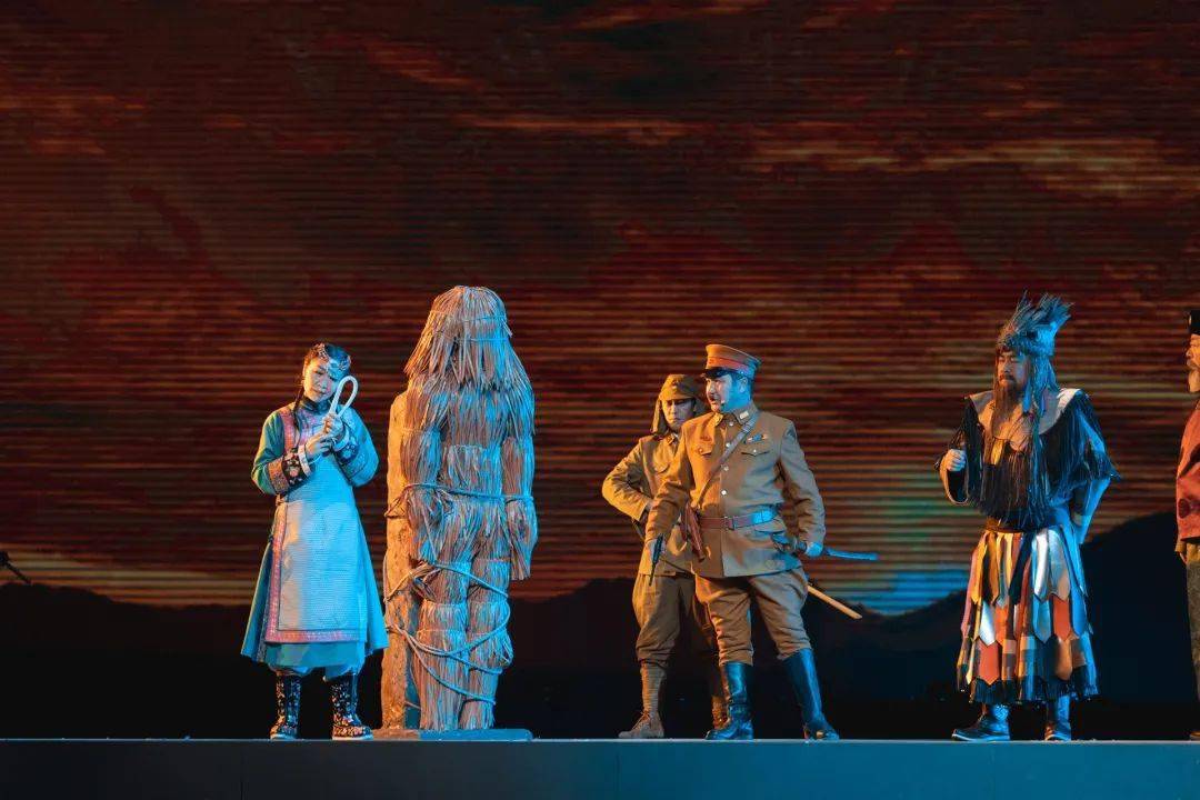 故事,将安代舞巧妙地有机地融合到剧情中,塑造了中共地下党员高松年