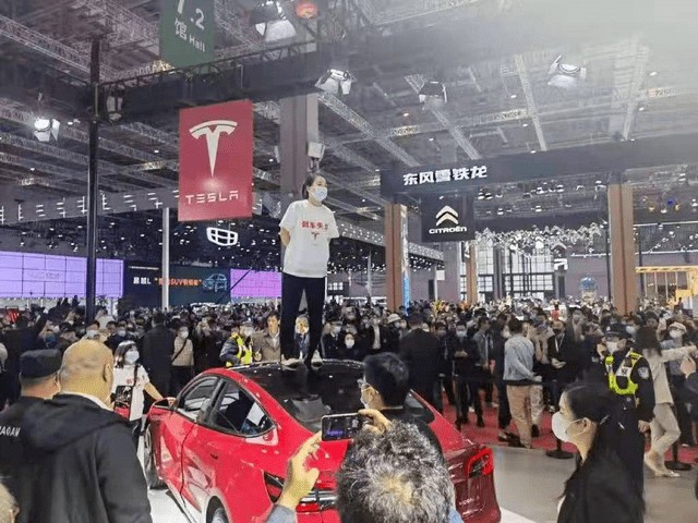 汽车|摊上事儿了？特斯拉一度蒸发3000亿，车顶维权+起火事故双重打击！华为强力搅局，要变天了？