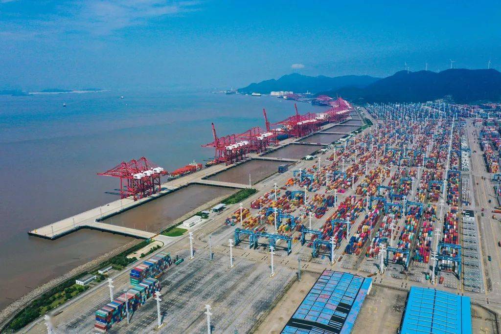 目前,宁波港口共有生产泊位350个,其中10万吨级及以上32个,成为宁波