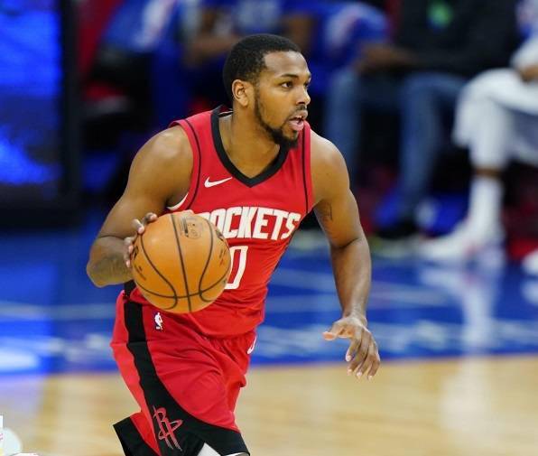 火箭后卫斯特林布朗遇袭受伤事先并不认识袭击者