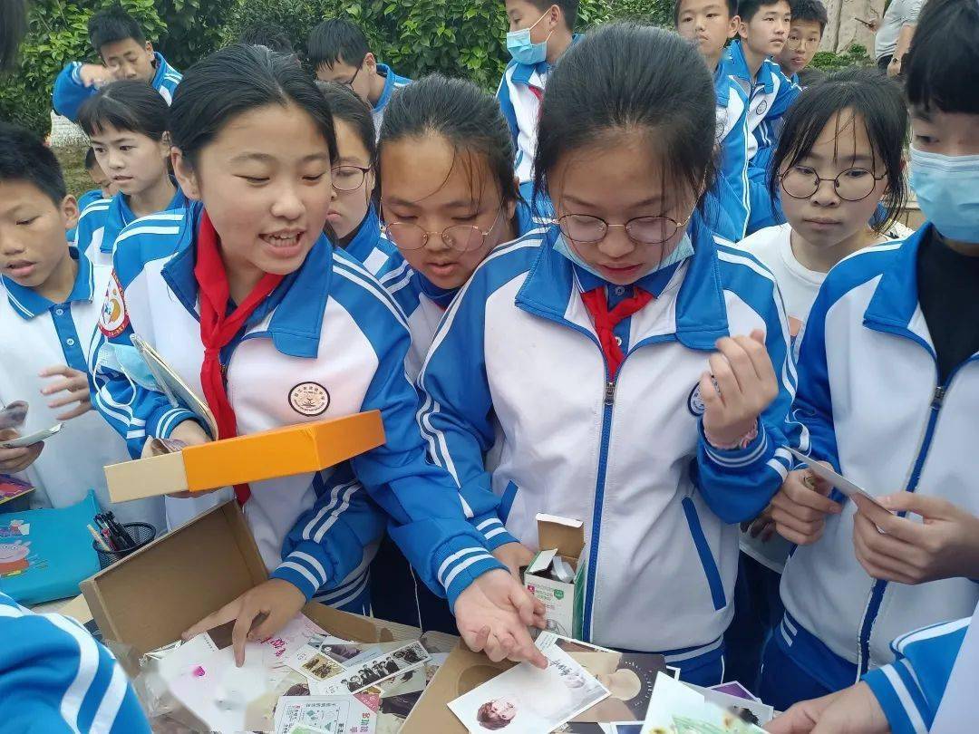 爱心义卖微公益爱溢阁晋江市实验中学举行第五届爱溢阁爱心义卖活动