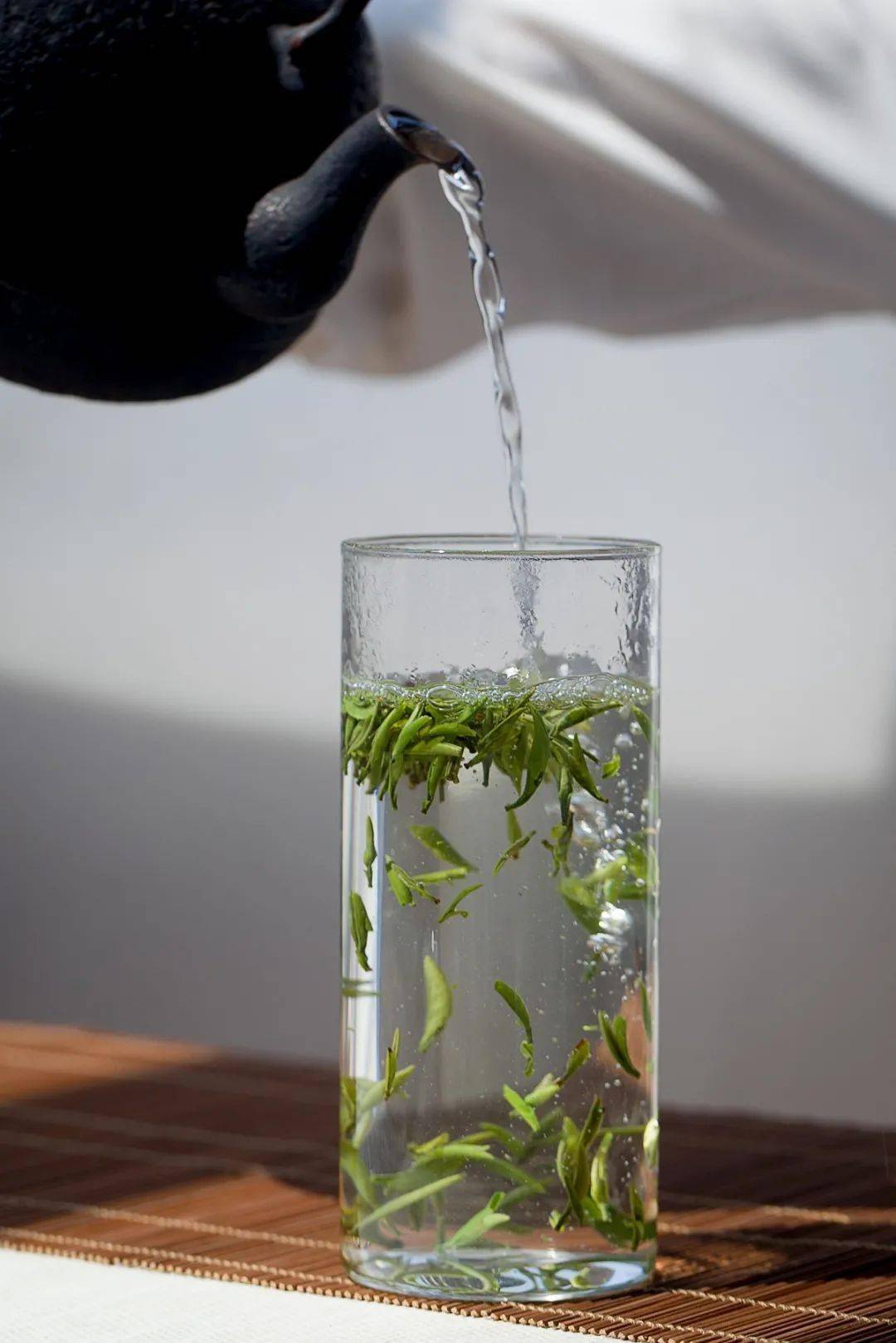 那么冲茶的时候冲满水,水不会流出来,泡沫也刚刚好浮上茶壶口,这样