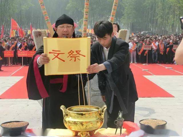 活動包括鳴炮,擊鼓,鳴鑼,上香,108拜等12項儀程,其中最隆重的當屬108