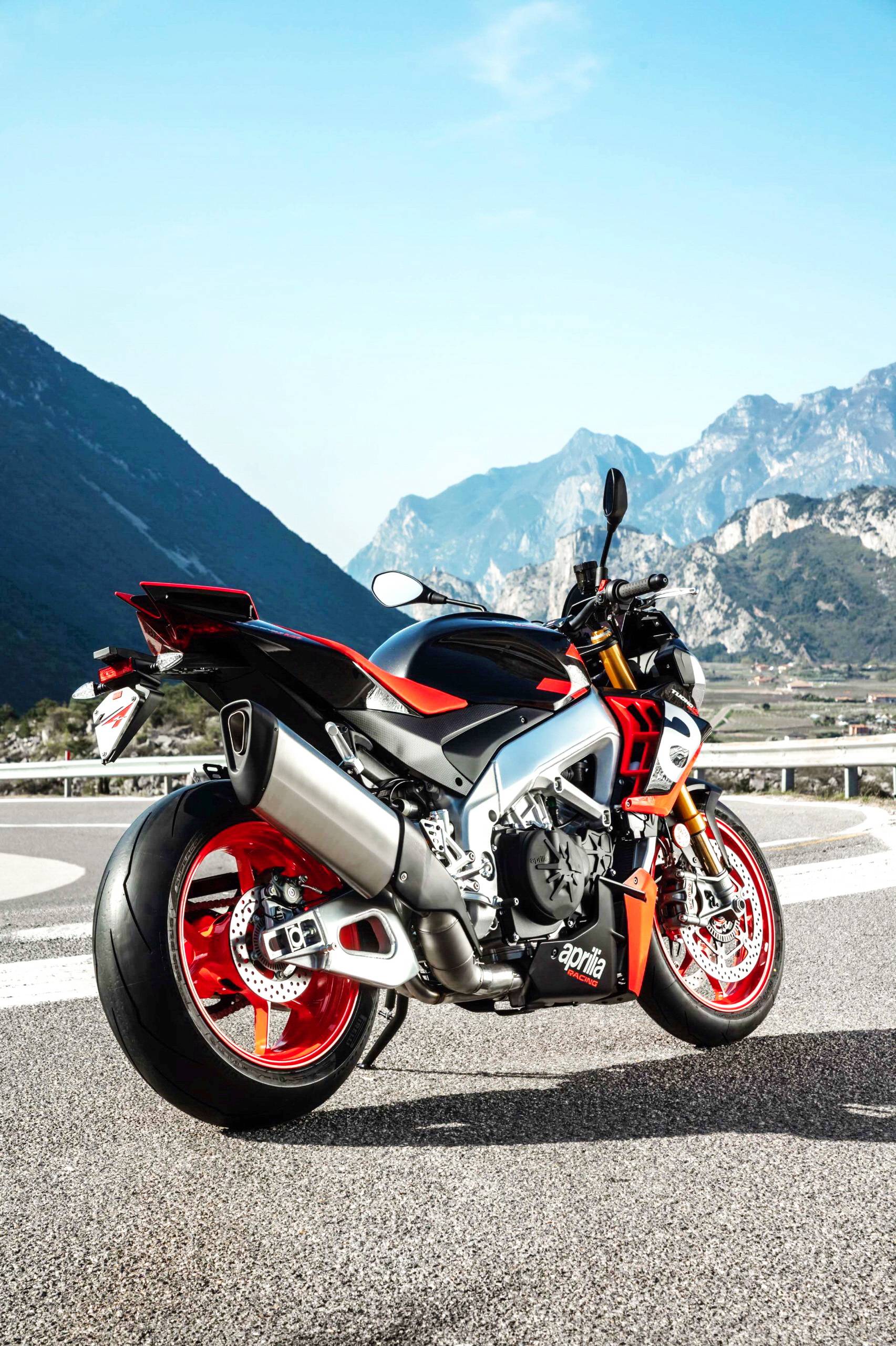 阿普利亚2021tuonov4factory户外特写