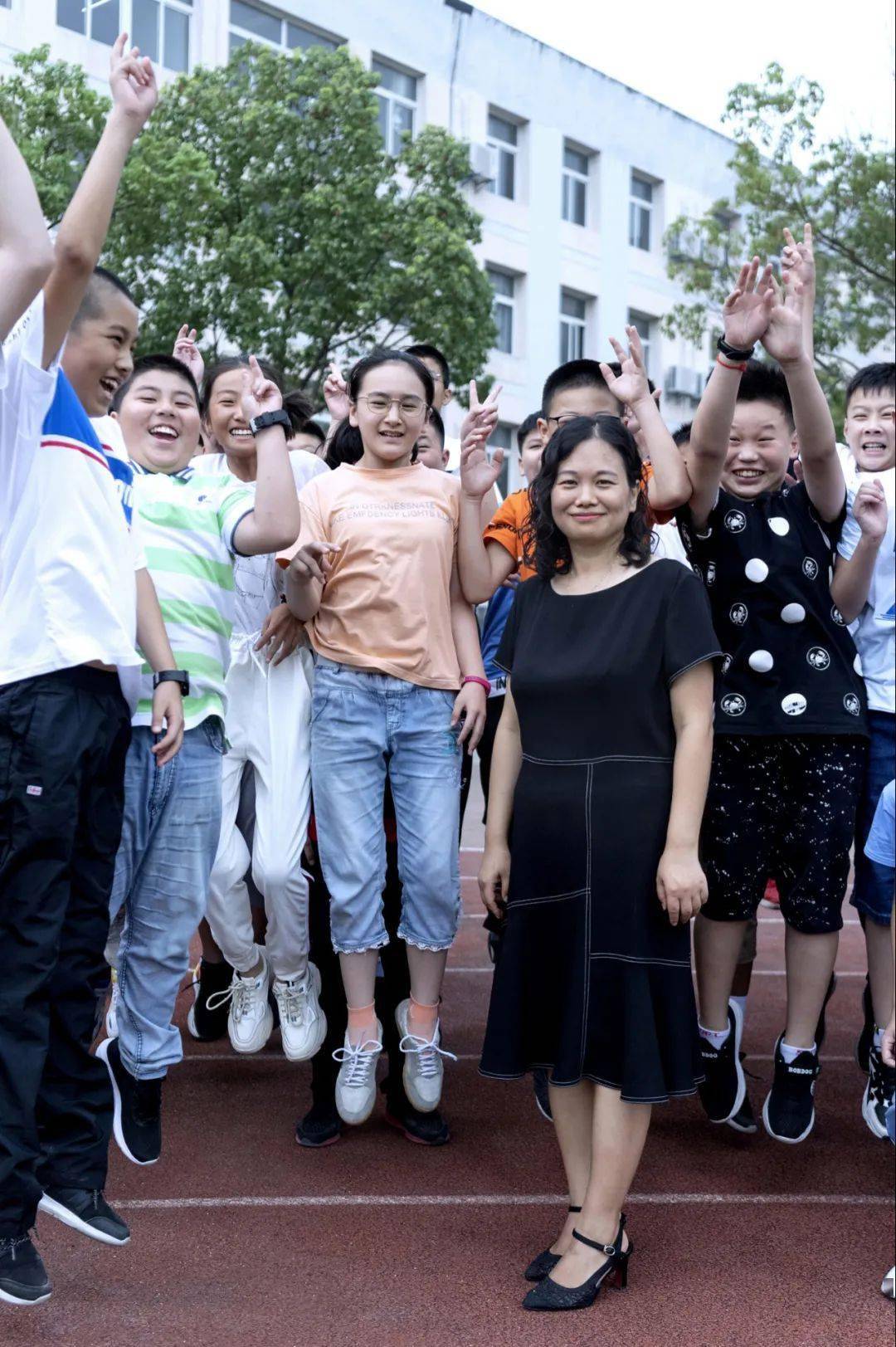 市人大代表 轩家梅肥东圣泉中学初中部德育校长:注重校园德育和学生