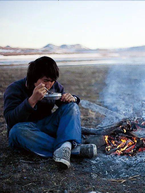 渡鸦的神话不是特里吉特族与海达族独有,再往北行,阿萨巴斯卡印第安人