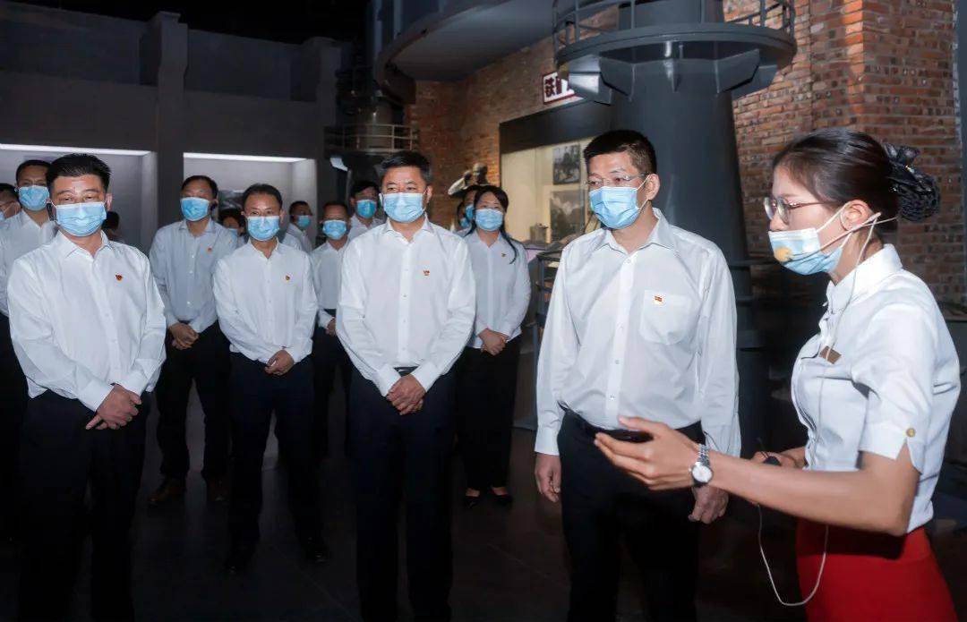 王东/摄影结业式上,市领导虞平,彭映梅,江海,林建国,李仁杰,王少民