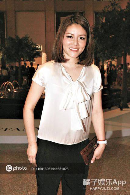 还记得章小蕙的女儿钟嘉晴吗?和后妈参加综艺,懒理亲妈?