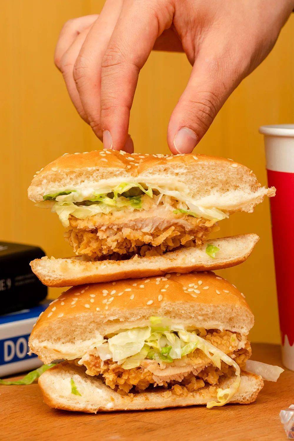 8.8元=香辣鸡腿堡 鸡米花 可乐!可叠加兑换使用,单人餐/工作餐优选!