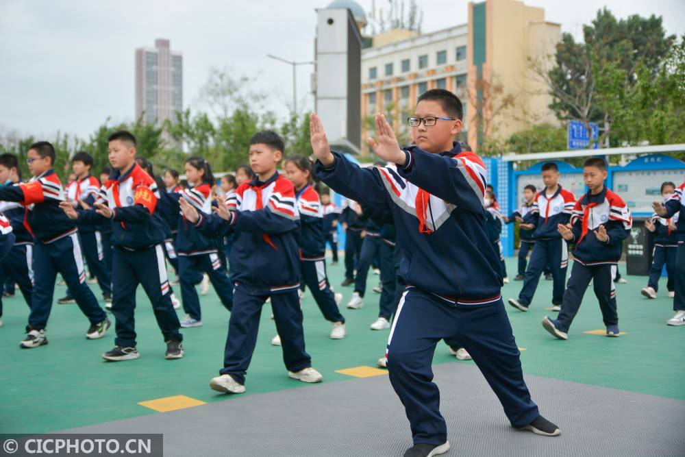 2021年4月20日,河北省邯郸市邯山区阳光实验小学学生在练习太极拳.