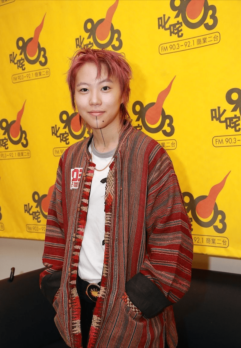 王菲女儿一点没随她女神气质另辟蹊径走帅气路线穿搭还挺酷