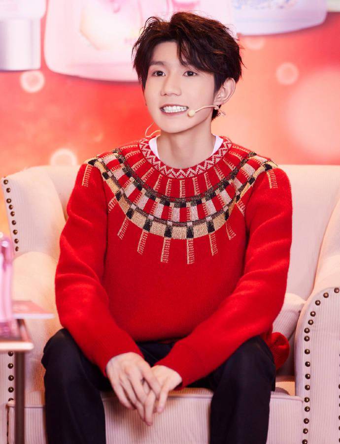 王源温暖红色毛衣出席中华品牌分享会 守护口腔健康,绽放温暖笑容