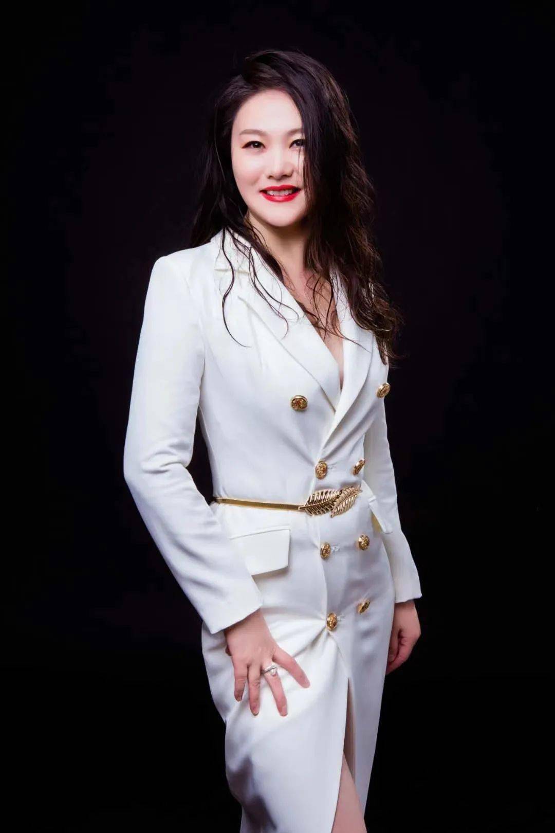 2003年荣获津港澳台四地歌手大赛金奖