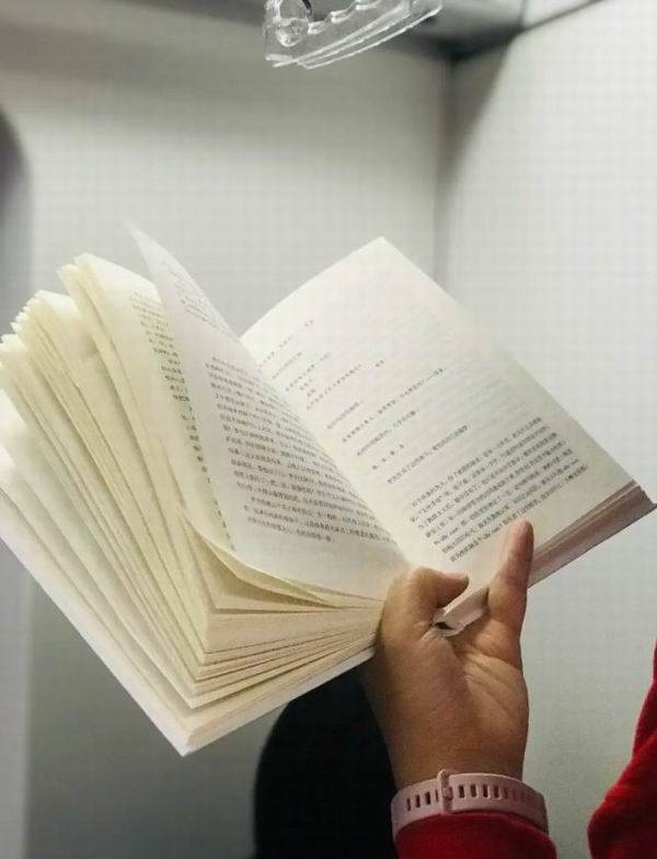 拍北京地铁上的读书人第三年我看到了更多有趣的书和人