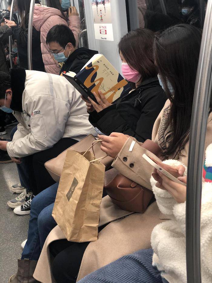 上海地铁上的读书人,最近一年在读什么?