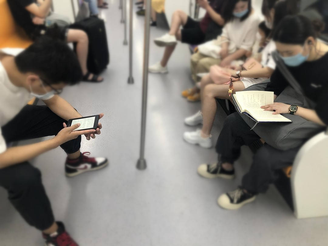 上海地铁上的读书人,最近一年在读什么?