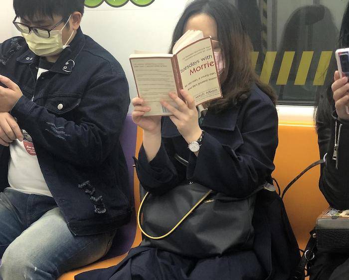 上海地铁上的读书人,最近一年在读什么?