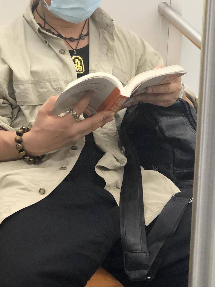 上海地铁上的读书人,最近一年在读什么?