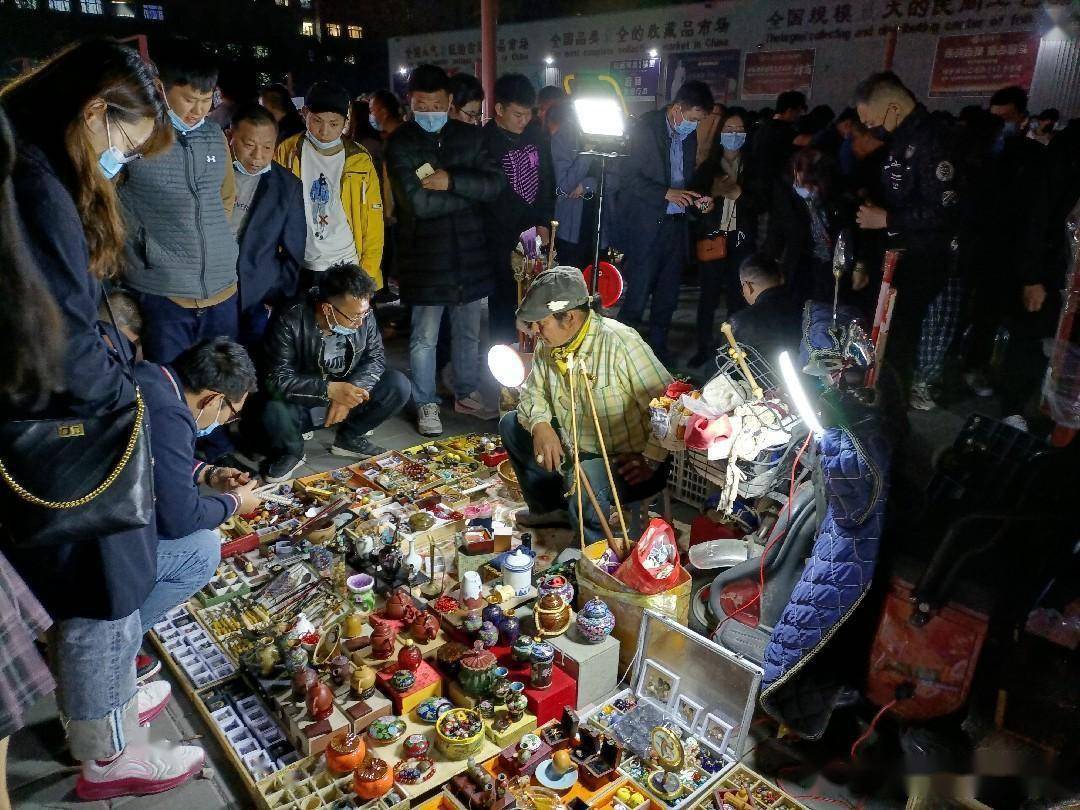 逛潘家园鬼市的年轻人很多这倒让我有点意外