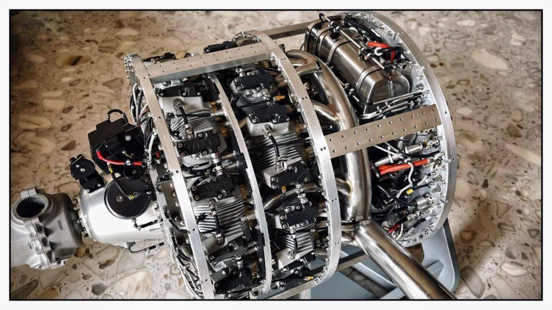 连奥迪都放弃内燃机了,这哥们却在家中造了一台18缸发动机