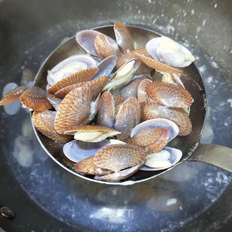 花甲350g青椒1个泡椒3个姜1块葱1个蒜适量油