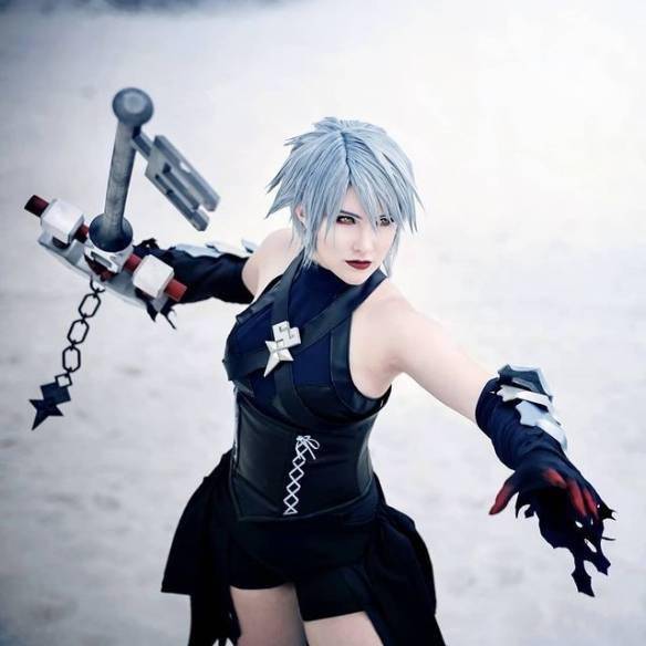 瑞典小姐姐cos尼尔伪装者凯妮颇具异国风情