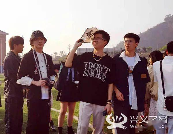 十八而志兴义五中为1350名高三学子举行成人礼