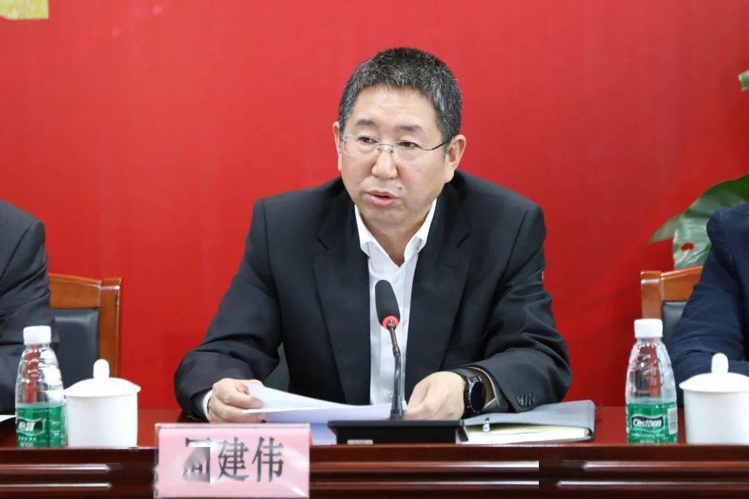 揭牌现场区委常委,常务副区长周建伟主持揭牌仪式.