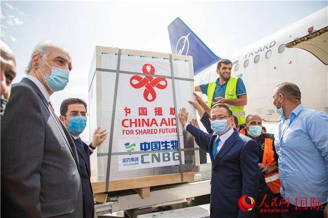中国援助叙利亚首批新冠疫苗运抵大马士革