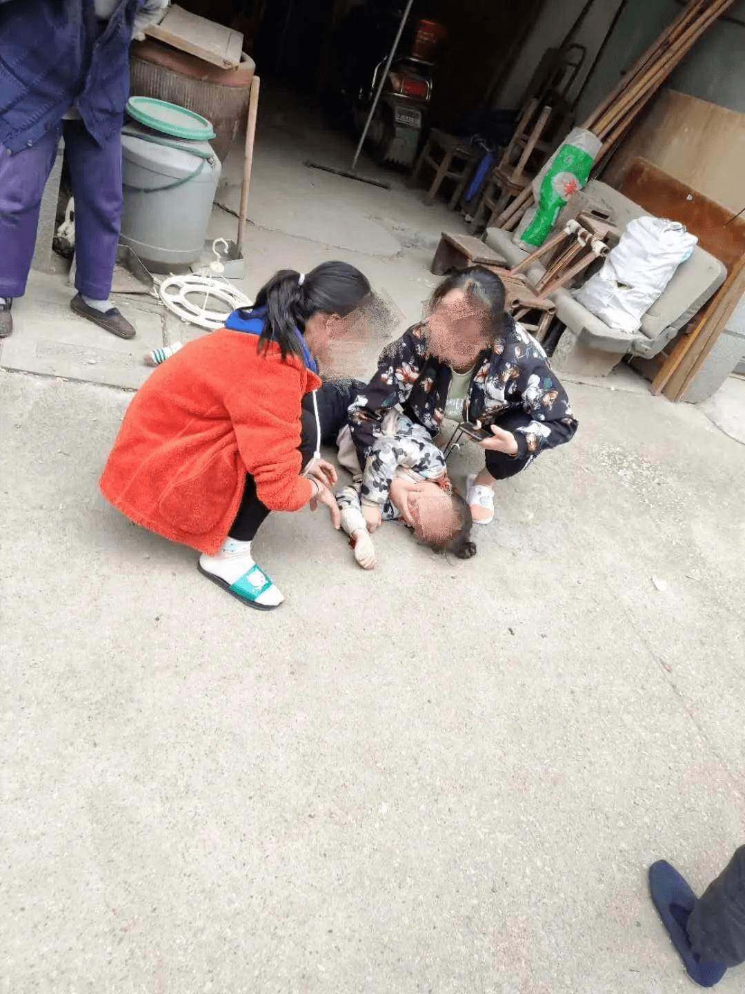 小区一名小孩从楼上坠落现场太揪心了去年该小区也发生过一起孩童坠楼