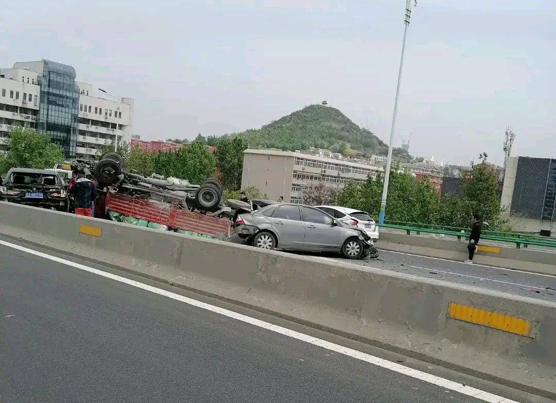 济南今天刚发生的车祸图片