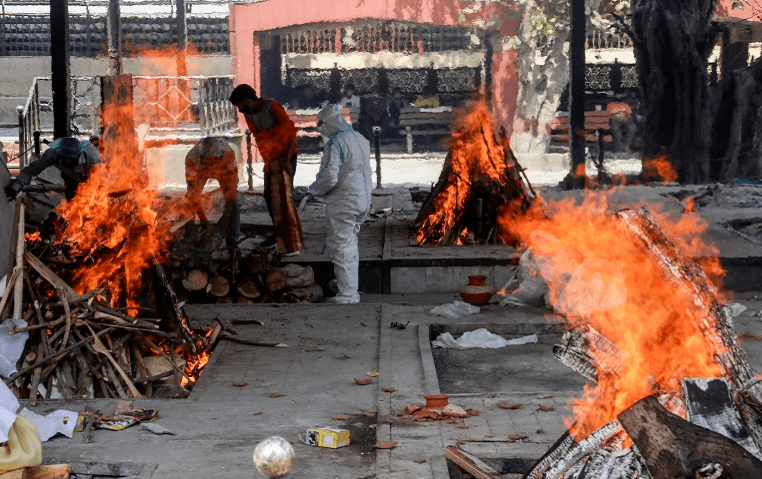 印度焚烧新冠死者图片