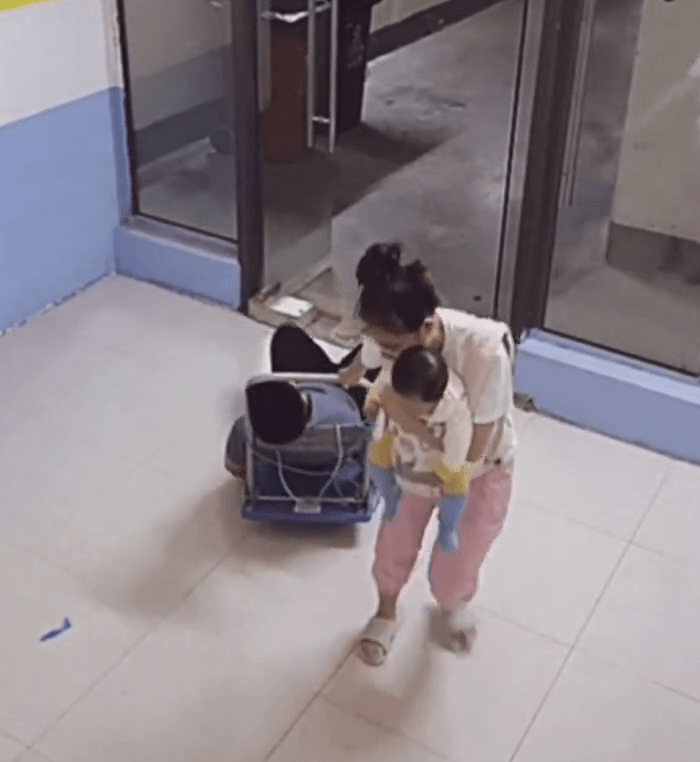 心疼!老公在外应酬喝多 老婆抱孩子拖老公回家