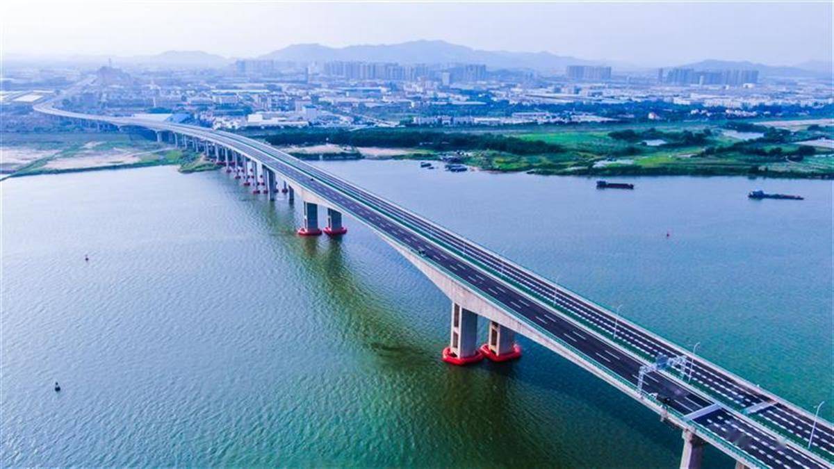 位于佛山市三水区与肇庆大旺区交界处,跨越北江连通两地