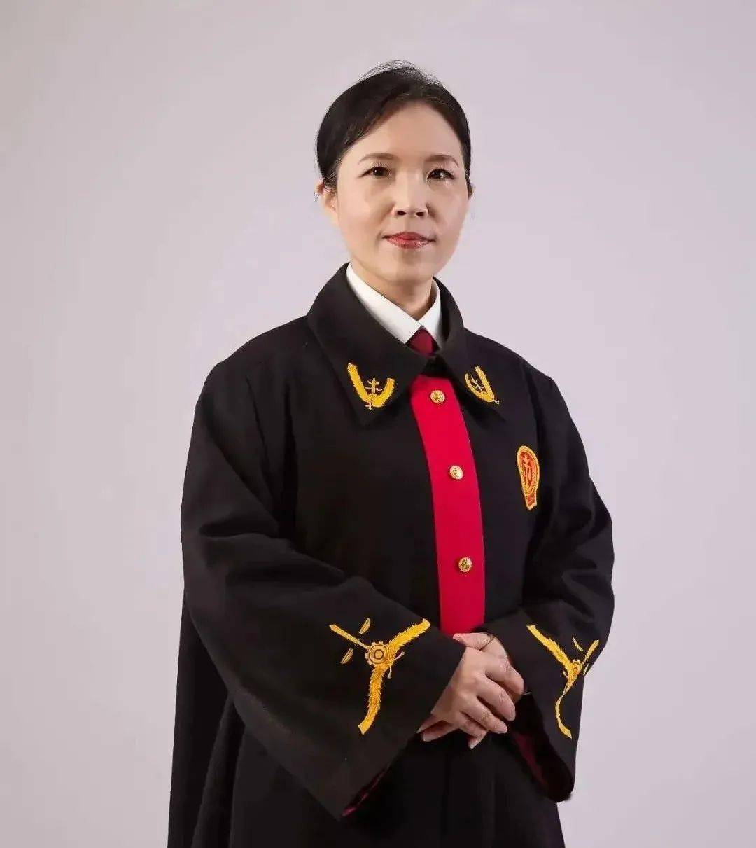 周末人物杨丽华星移物换守初心灼灼其华护正义