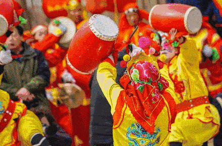 "咚咚锵咚咚咚锵……" 敲锣打鼓,一路载歌载舞,锣鼓喧天,鞭炮齐鸣