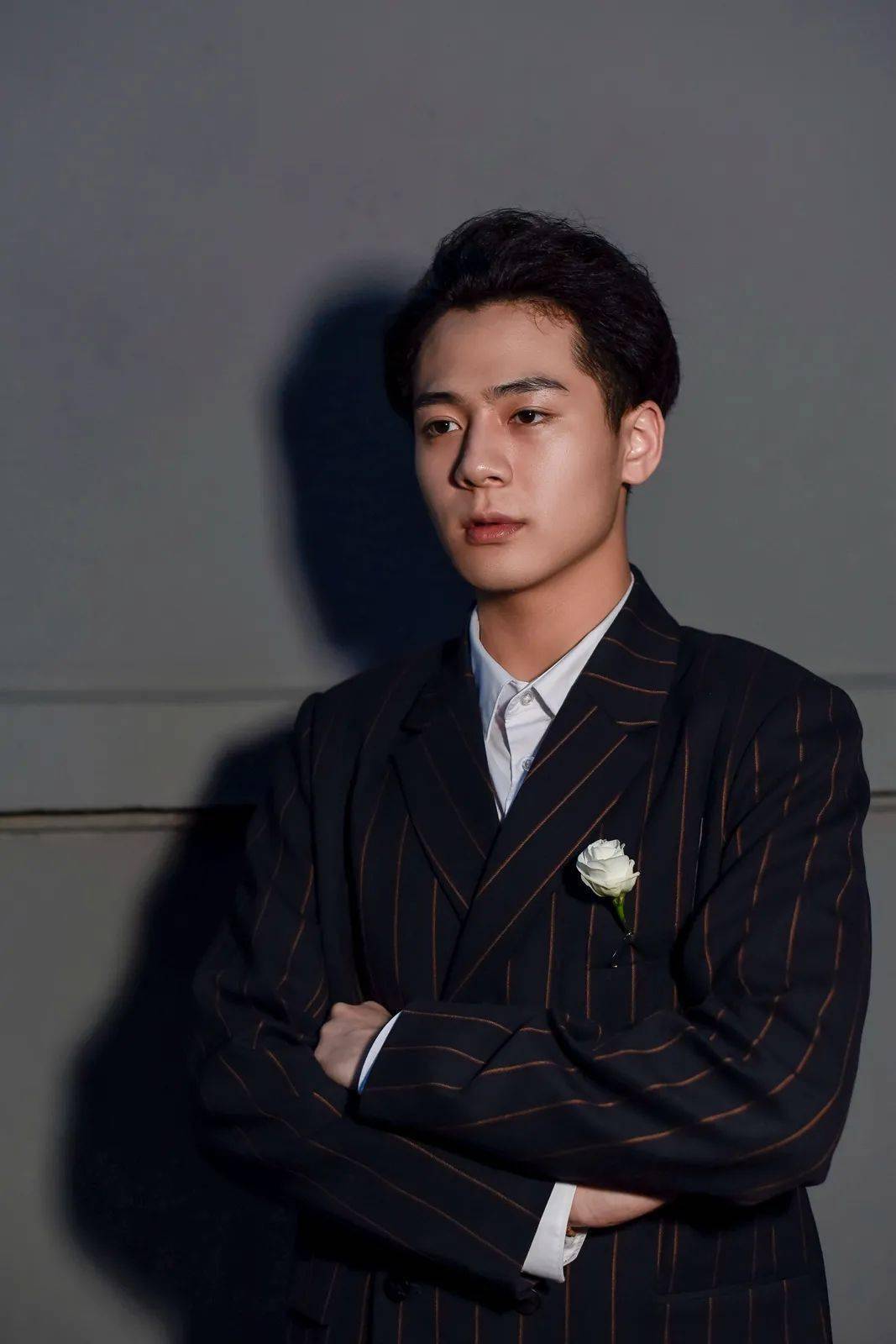 也如同战乱的局势一般白流苏与范柳原的爱情在水深火热的背景下摄影