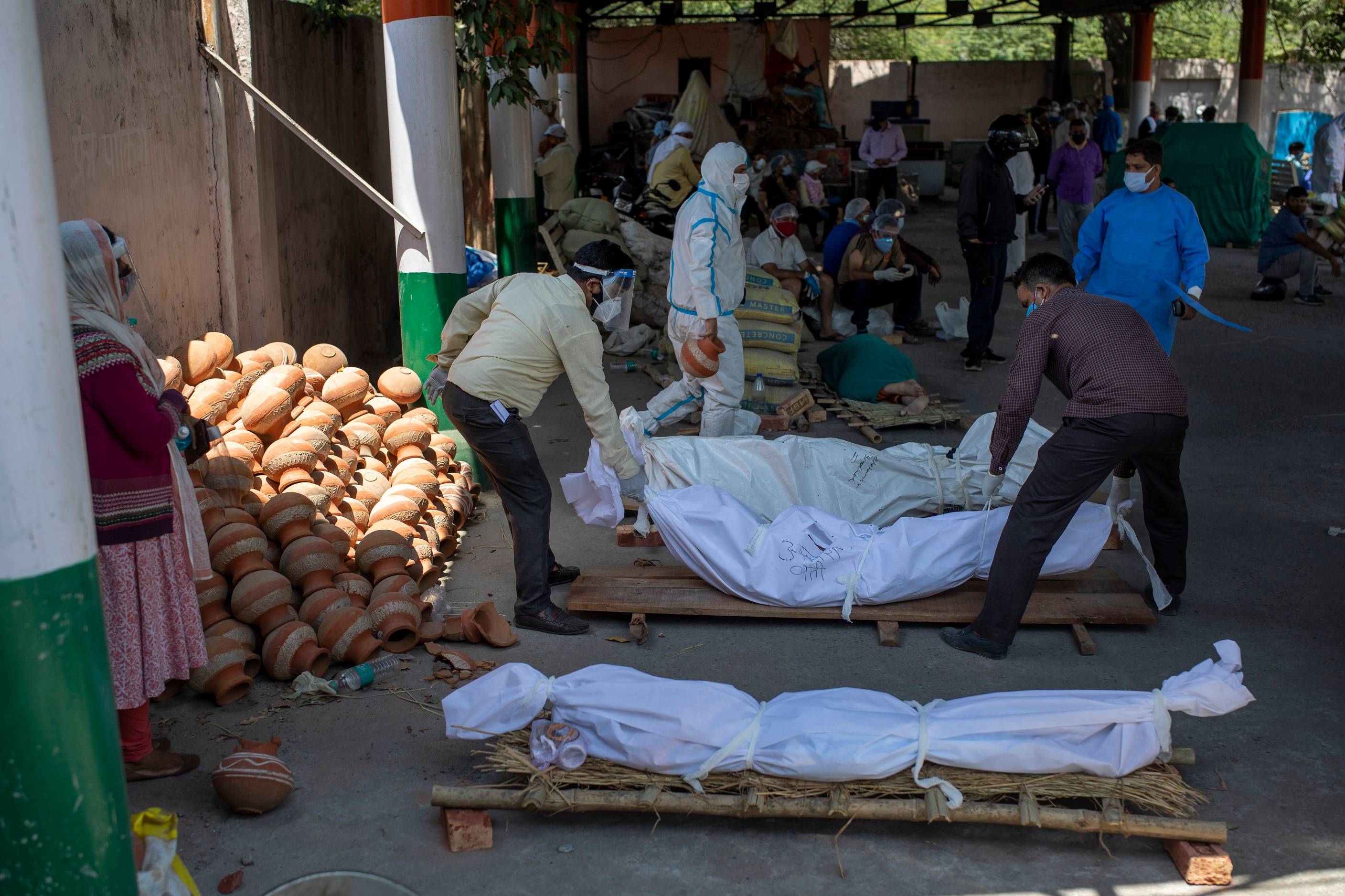 触目惊心印度火葬场堆满新冠死者遗体需要砍公园树木火葬
