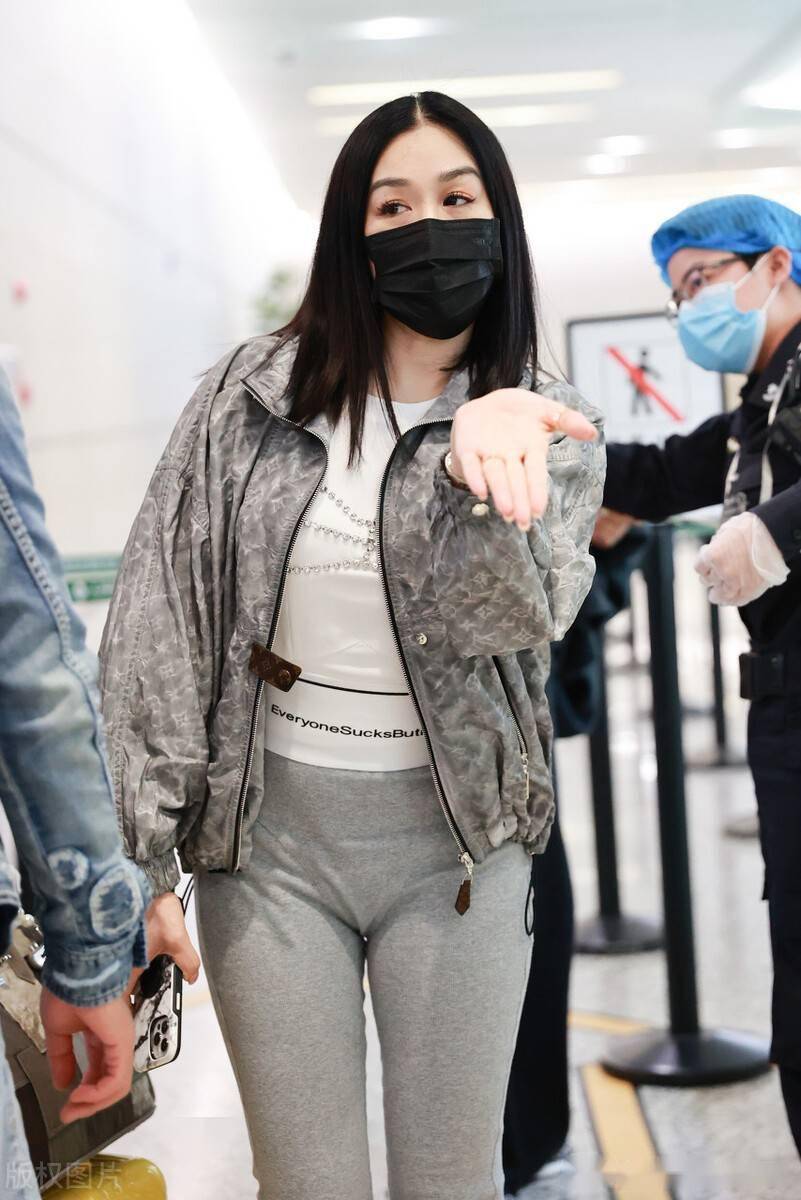 钟丽缇穿紧身裤好似秋裤亲切地对镜头招手比心_机场