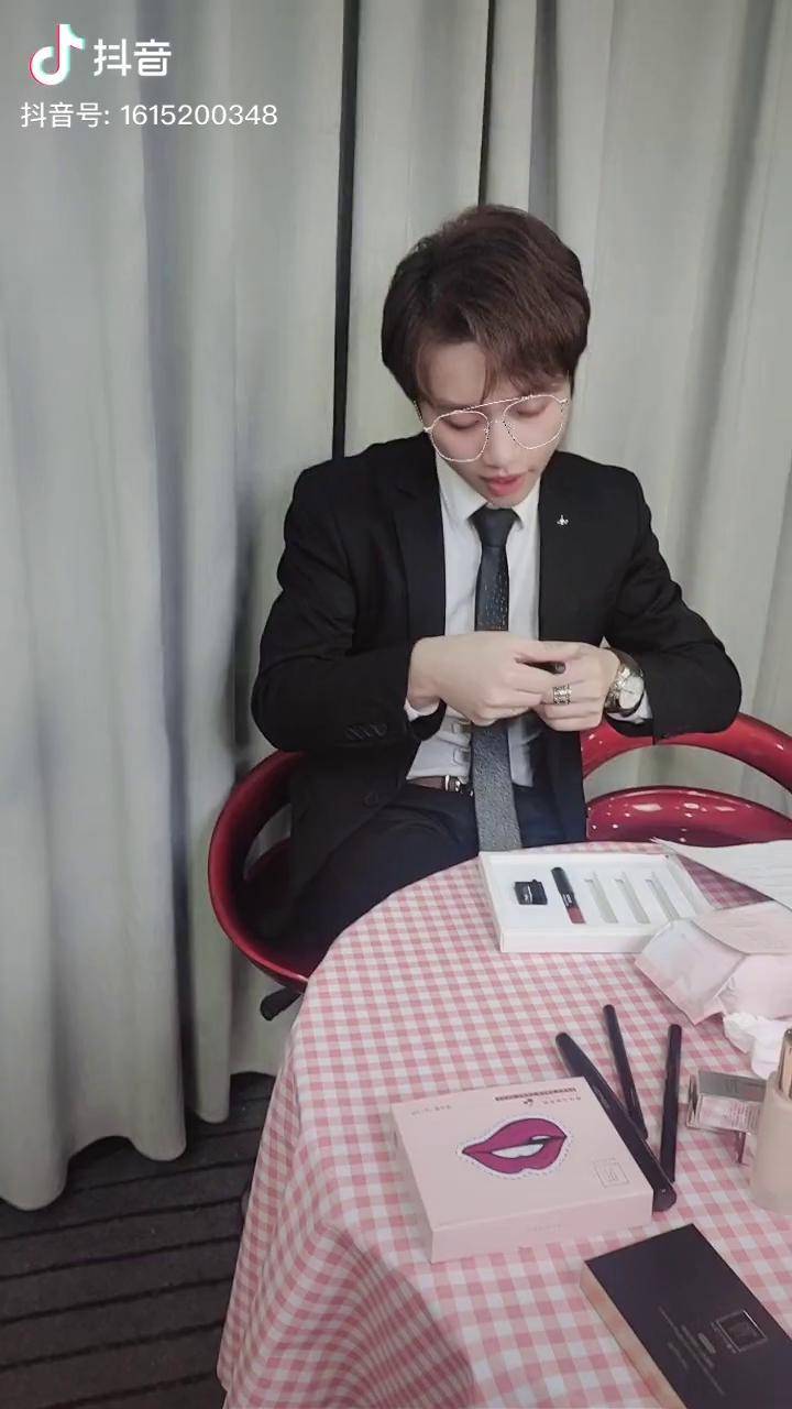 雨哲老师口红试色啦哲